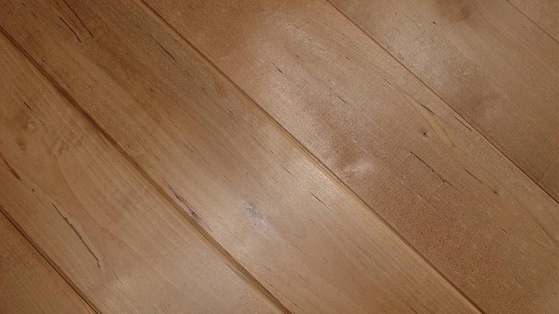 三层实木锁扣地板安装：费用构成与合理预算**